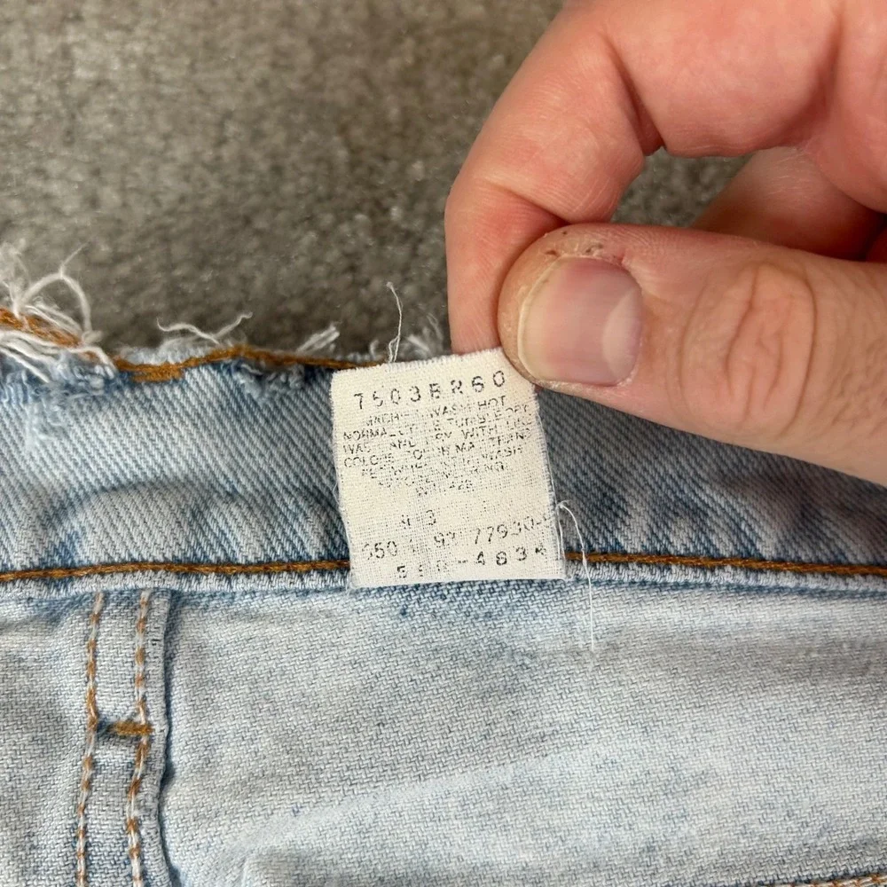 Vintage 90s Levi's 550 Relaxed Fit Jeans Men's‎ 33x30 Light Wash Distressed USA